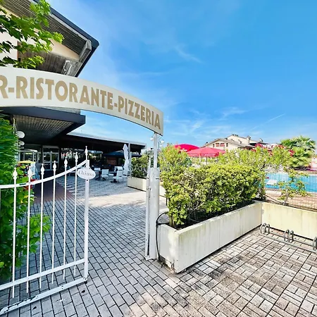 - 3 Piscine E Terrazza Privata Apartment Desenzano del Garda